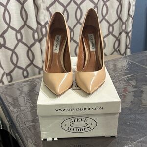 Steve Madden Beige Patent Pointed-Toe Pumps